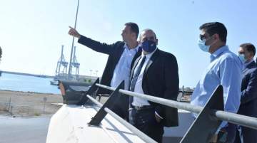 Yiannis Karousos (centre) 