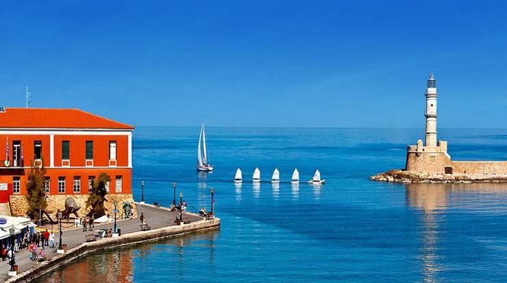 At the harbor entrance is a 16th-century lighthouse with Venetian, Egyptian and Ottoman influences