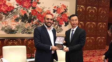 Karousos and Wen exchanged commemorative gifts during their meeting 