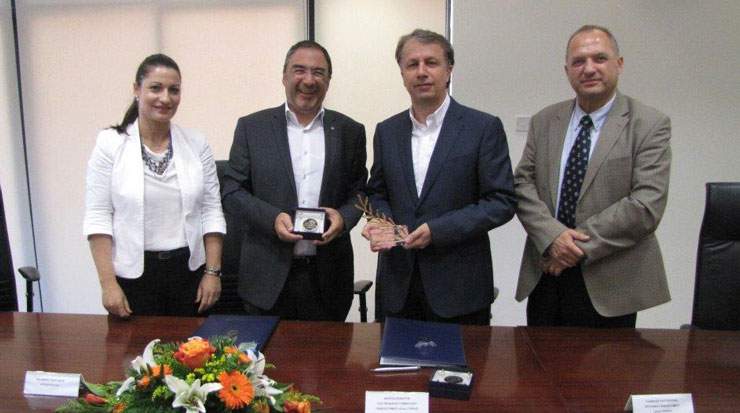 Voniatis (third from left): Through the MoU we will further strengthen scientific training in sport