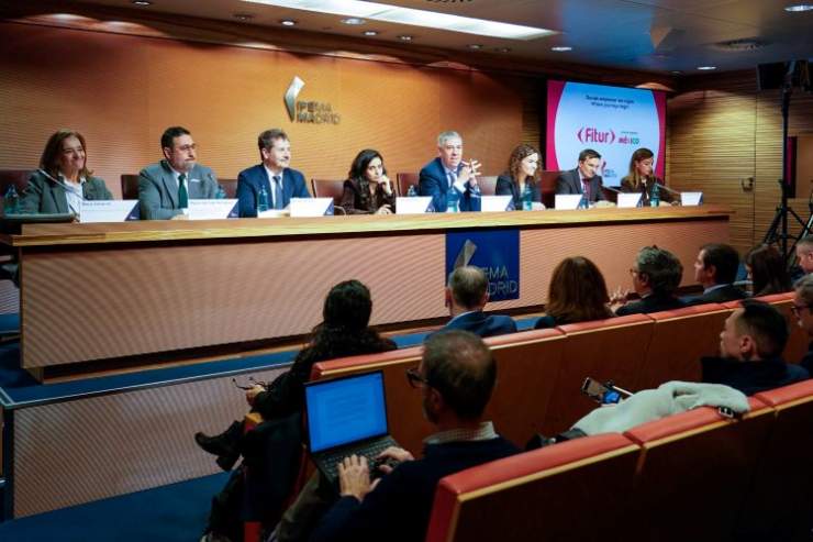 From left to right: María Valcarce, Director of the International Tourism Trade Fair; Miguel Aguiñiga Rodríguez, Head of the Unit for Innovation, Sustainability and Tourism Professionalisation at Mexico’s Secretariat of Tourism; Mariano de Paco, Regional Minister for Culture, Tourism and Sport of the Community of Madrid; Sheika Alnuwais, Secretary General of UN Tourism; José Vicente de los Mozos, Chairman of the Executive Committee of IFEMA MADRID; Rosario Sánchez, Secretary of State for Tourism at Spain’s Ministry of Industry and Tourism; Marco Sansavini, Chair of the FITUR Organising Committee and President of Iberia; and Almudena Maíllo del Valle, Head of the Delegated Area for Tourism of Madrid City Council.