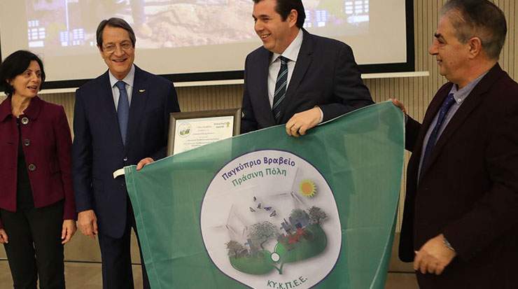 Anastasiades awarding Papacharalampous with Green Flag